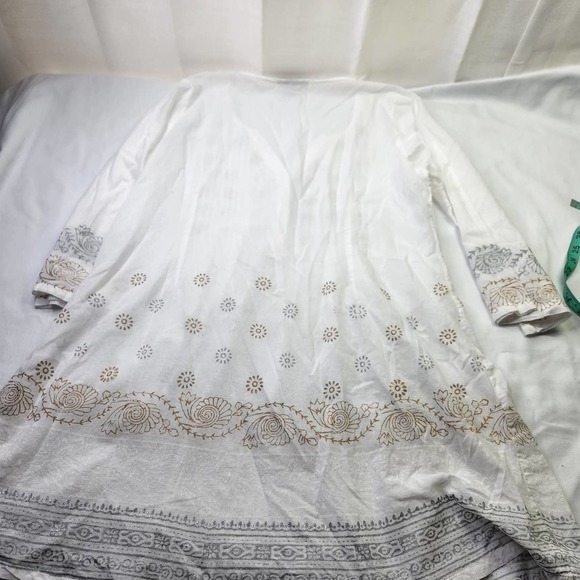 Peppermint Bay BOHO Medium White Flowy Cotton Top With Geometric Design - Picture 8 of 9